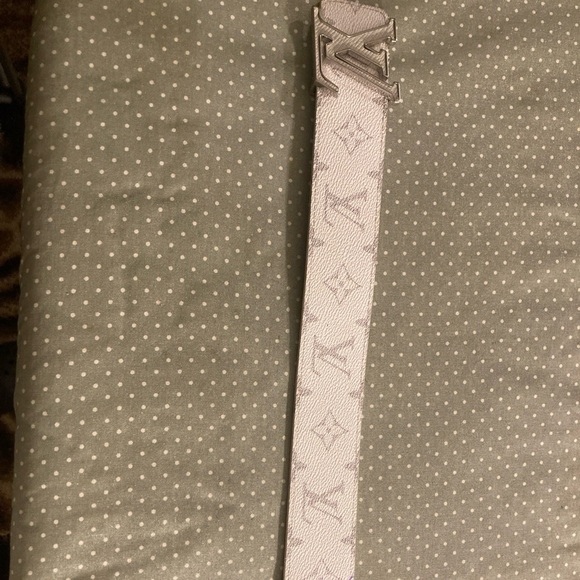 Louis vuitton its a size small and the color is white - Picture 5 of 6